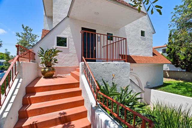 374 Orange Avenue, Coronado CA: https://media.crmls.org/mediaz/7f871b48-80d2-4d2d-b3fe-53ce4bcdec4c.jpg