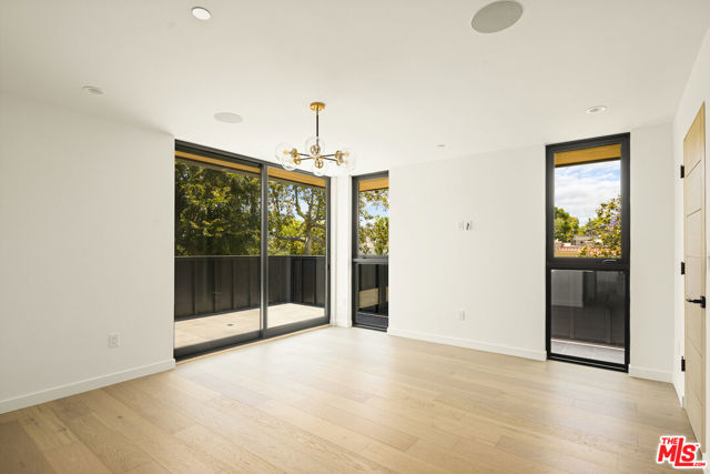 436 N Plymouth Boulevard, Los Angeles CA: https://media.crmls.org/mediaz/7f894381-b151-4d46-b4e4-146207e9fd4e.jpg