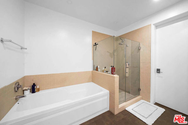 801 S Grand Avenue, Los Angeles CA: https://media.crmls.org/mediaz/7f898dfd-a25b-41ba-8055-ab77b9168c3d.jpg