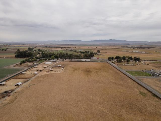 790 Shore Road, Hollister CA: https://media.crmls.org/mediaz/7f8a6125-21b0-4723-a12d-0756a1bebe6d.jpg