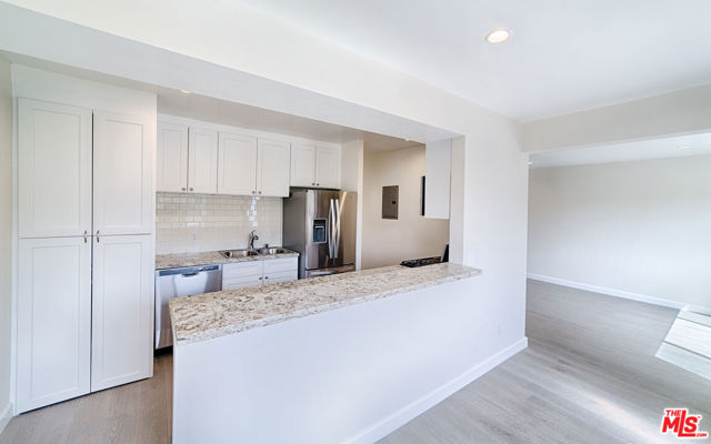635 WESTMINSTER Avenue, Venice CA: https://media.crmls.org/mediaz/7f8a921f-5465-43ca-af02-5d4f19795e97.jpg