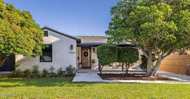 14322 W Collins Street, Sherman Oaks CA: https://media.crmls.org/mediaz/7f8aa951-6d3a-4123-aeb2-91180446f56e.jpg