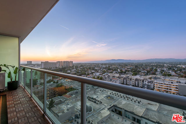 13700 Marina Pointe Drive, Marina del Rey CA: https://media.crmls.org/mediaz/7f8b0878-8ab2-4299-b382-cef9eb06e458.jpg