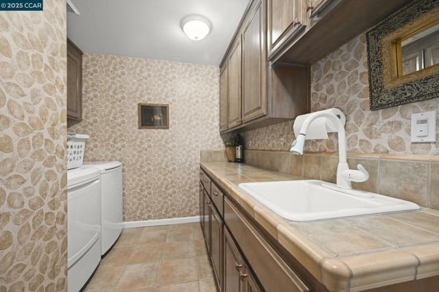 1105 Peacock Creek Dr, Clayton CA: https://media.crmls.org/mediaz/7f8bceea-9eaa-4476-b33a-d76ae64796cd.jpg