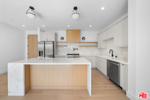 1688 N Sierra Bonita Avenue, Pasadena CA: https://media.crmls.org/mediaz/7f8cfa72-cabb-4a92-a58d-a406ab32c683.jpg