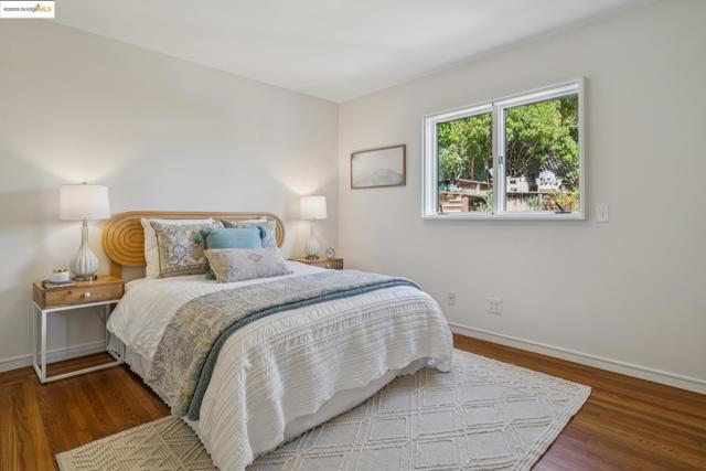 5968 Chabot Crest, Oakland CA: https://media.crmls.org/mediaz/7f8d0130-a78b-4429-974e-73500124e7de.jpg