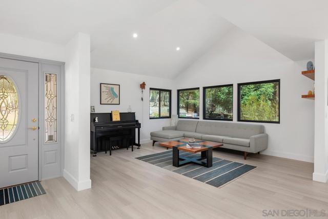 3453 Via Loma Vista, Escondido CA: https://media.crmls.org/mediaz/7f8d1983-11df-4b93-ac7c-263a641a8730.jpg