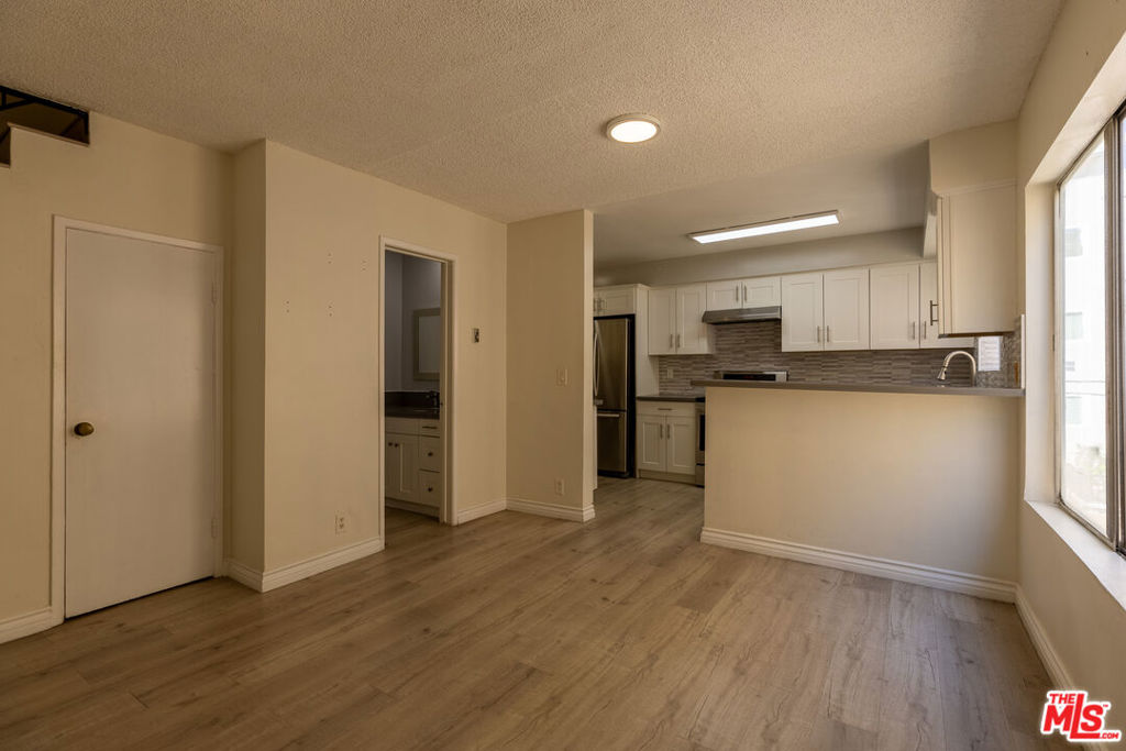 1418 S BENTLEY Avenue #203