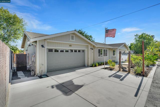 6911 Brentwood Blvd, Brentwood CA: https://media.crmls.org/mediaz/7f8d924a-80fc-4f30-9620-caf9706fcf20.jpg