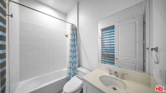 12553 N Ridgeline Road, Porter Ranch CA: https://media.crmls.org/mediaz/7f8db9ec-01ff-42a0-8885-7d2d8ad48444.jpg