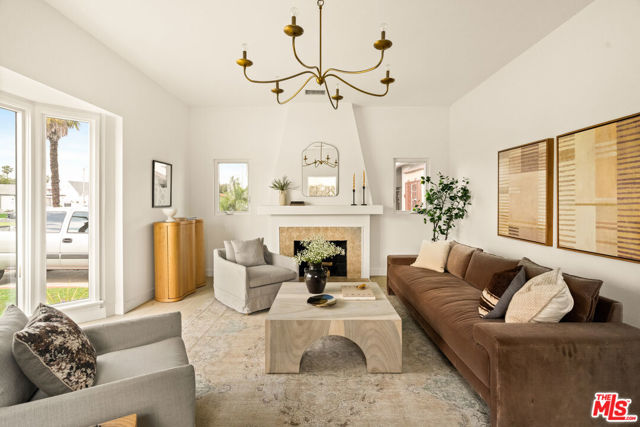 3928 S Bronson Avenue, Los Angeles CA: https://media.crmls.org/mediaz/7f8e2c25-3fe2-45a1-b378-ff90a7ac6b66.jpg