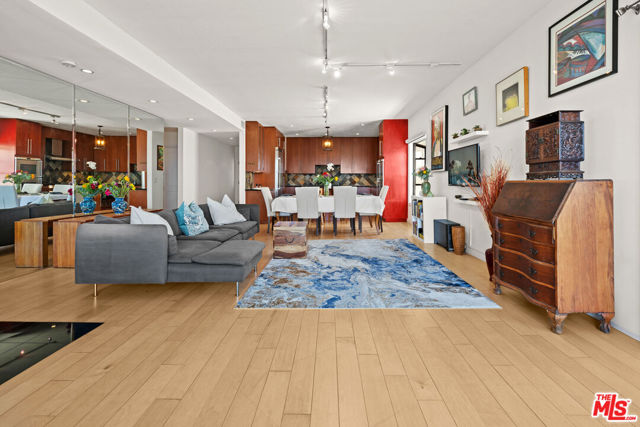 6220 Pacific Avenue, Playa del Rey CA: https://media.crmls.org/mediaz/7f8f0075-a344-4772-85ff-9ff0eca73c49.jpg