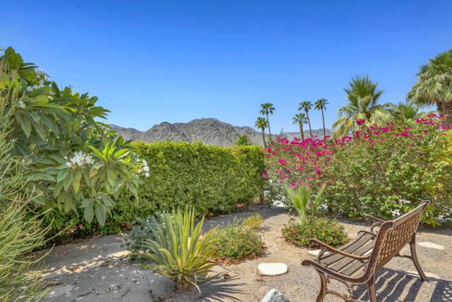 54660 Avenida Madero, La Quinta CA: https://media.crmls.org/mediaz/7f8f6843-b0fa-43b3-b3b6-cf5d3d024586.jpg