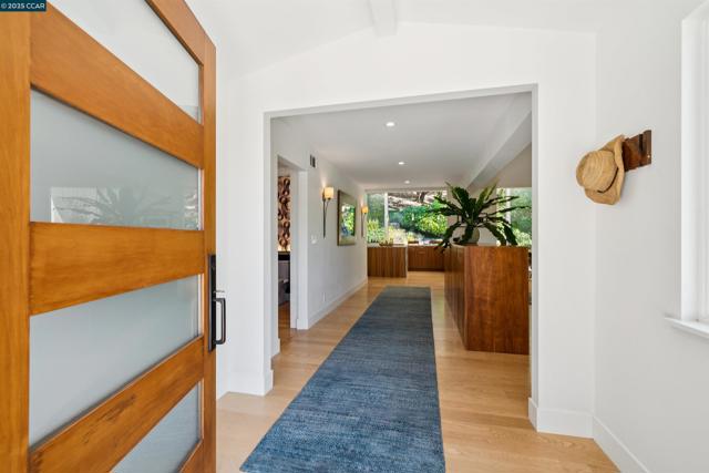 10 ICHABOD LANE, Orinda CA: https://media.crmls.org/mediaz/7f8f7a0c-187b-486f-aaae-afe2b9ee8275.jpg