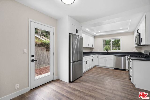 2749 Amber Wood Place, Thousand Oaks CA: https://media.crmls.org/mediaz/7f8fddde-7ce7-4555-bb88-b63c66edc642.jpg