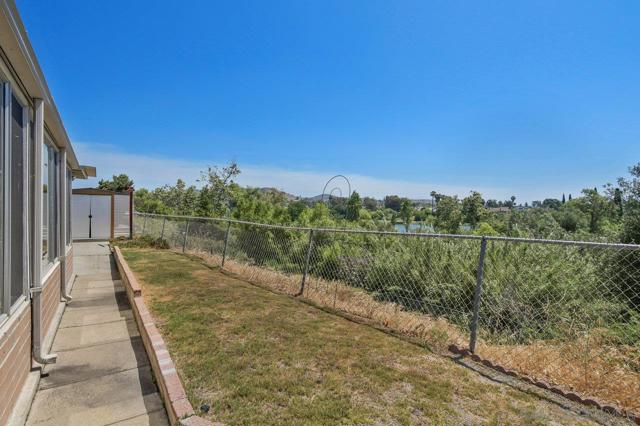 9633 Pebble Beach Dr, Santee CA: https://media.crmls.org/mediaz/7f902608-5cf1-4e9e-b26b-e4248ef895ae.jpg
