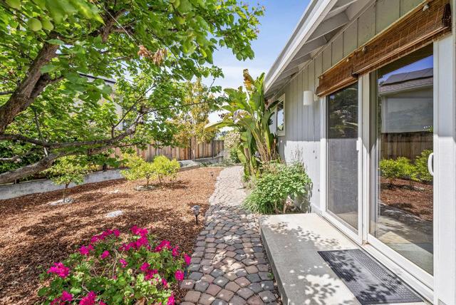 105 Louise Circle, Hollister CA: https://media.crmls.org/mediaz/7f90940a-67da-4bb8-b23a-11983dd8ff70.jpg