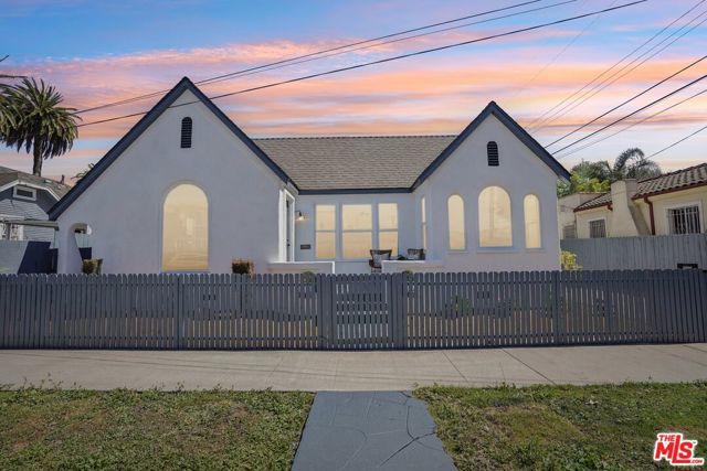 4438 W 28th Street, Los Angeles CA: https://media.crmls.org/mediaz/7f90df50-4f05-4718-a87e-7f2c23f4800e.jpg