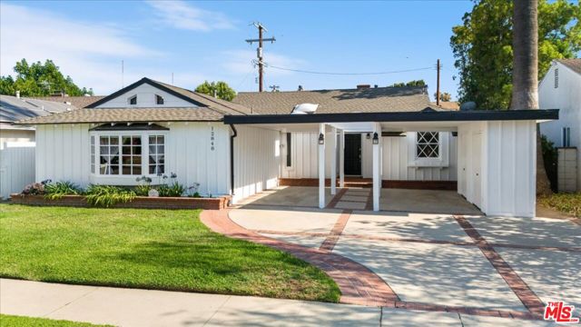 12848 Tiara Street, Valley Village CA: https://media.crmls.org/mediaz/7f91e8cd-2b21-417b-b5c4-e83d17bfe958.jpg