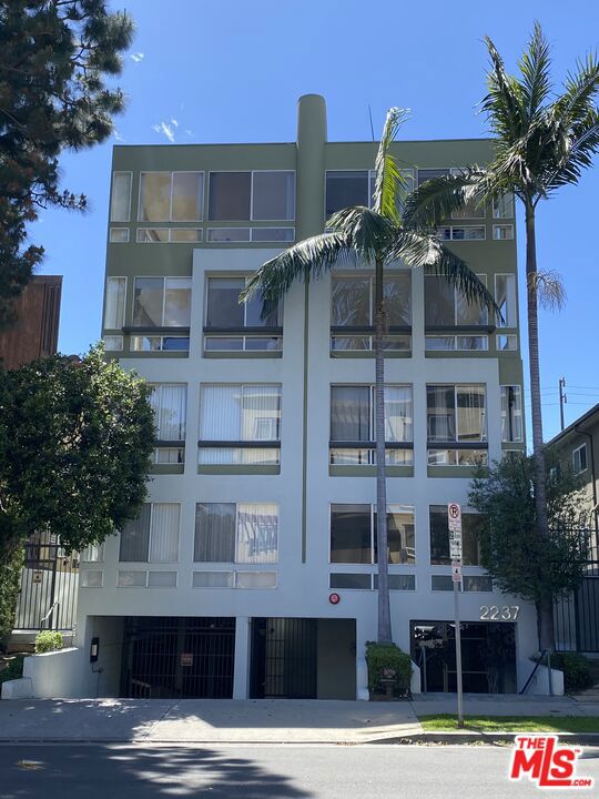 2237 S Bentley Avenue, Los Angeles CA: https://media.crmls.org/mediaz/7f9232fd-a4cf-4464-9282-99d7cae03b52.jpg