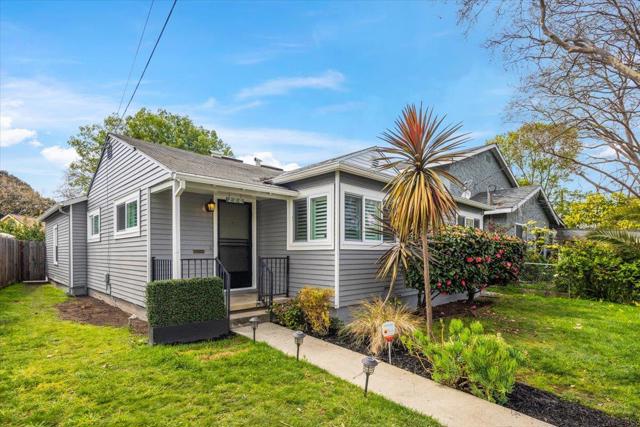 220 Lindbergh Street, San Mateo CA: https://media.crmls.org/mediaz/7f925b77-a252-41a5-b26a-bde084d366fc.jpg