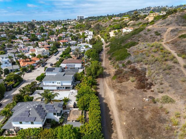 6411 Dowling Dr, La Jolla CA: https://media.crmls.org/mediaz/7f93043d-83c4-4e7c-8cce-790719cff660.jpg