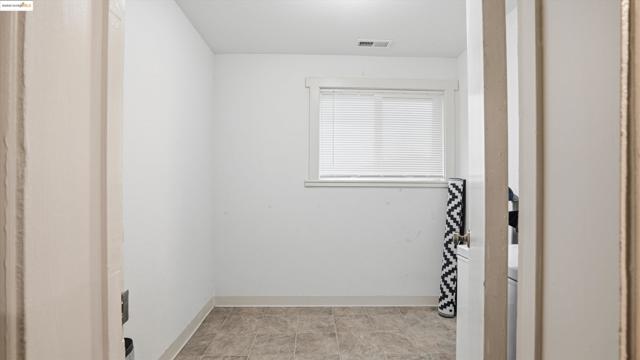 5372 Tule Tree Ln, Oakley CA: https://media.crmls.org/mediaz/7f93918e-cf6c-40dc-83ab-5479c9e233de.jpg