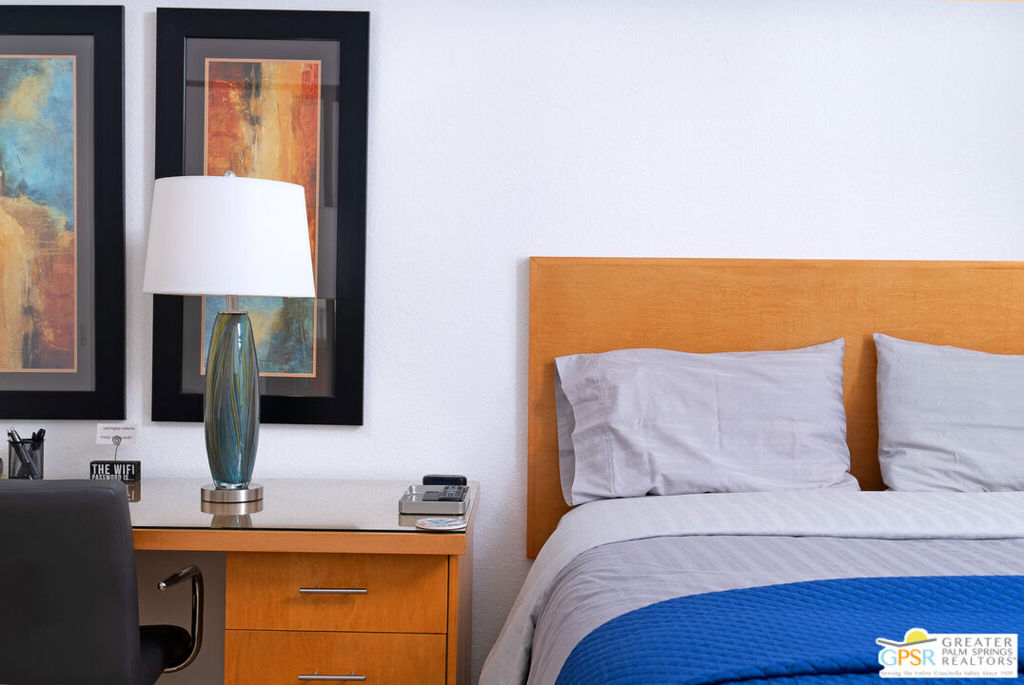 https://media.crmls.org/mediaz/7f94e2b1-2164-4e85-b1e2-2116a1a75dbb.jpg?preset=X-Large