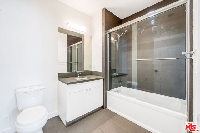 105 S Mariposa Avenue, Los Angeles CA: https://media.crmls.org/mediaz/7f952a98-6677-4922-8a3c-4a06a5765880.jpg