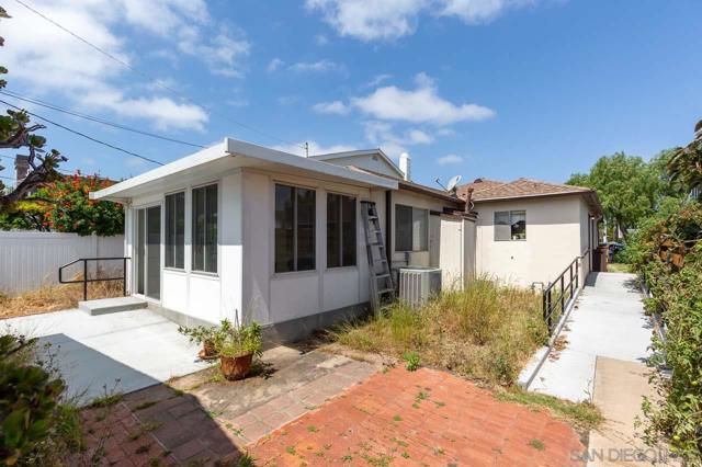 231 E, Coronado CA: https://media.crmls.org/mediaz/7f95f381-5299-42e5-aaf1-1e842cc83527.jpg