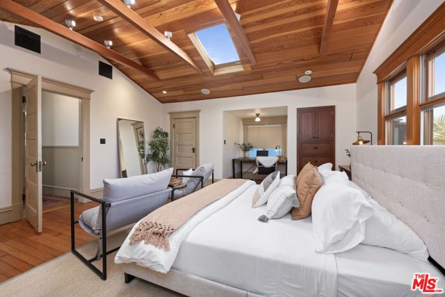 21 Park Avenue, Venice CA: https://media.crmls.org/mediaz/7f962539-b8fa-4c02-90d3-3847ad210de8.jpg