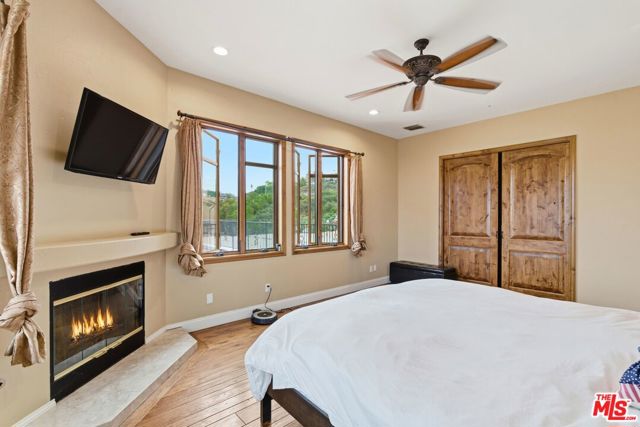 10825 Pacific View Drive, Malibu CA: https://media.crmls.org/mediaz/7f966946-884a-4eb5-8478-6a5bc66dfec6.jpg