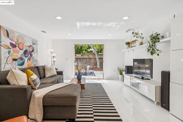 714 Evelyn Ave, Albany CA: https://media.crmls.org/mediaz/7f96be72-76f8-40ad-b564-869e0c3a124d.jpg