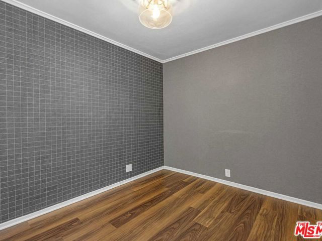 7024 De Longpre Avenue, Los Angeles CA: https://media.crmls.org/mediaz/7f975ebc-f5f7-4ca2-bfec-8a17303aba53.jpg