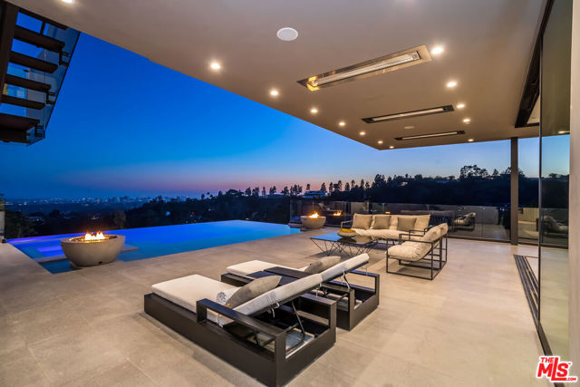 9406 Lloydcrest Drive, Beverly Hills CA: https://media.crmls.org/mediaz/7f97e3c6-3d7c-4ca7-b055-57ee9563af3f.jpg