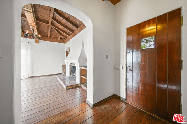 6686 Emmet Terrace, Los Angeles CA: https://media.crmls.org/mediaz/7f98671c-62c1-4e27-9a53-52725e15fbb6.jpg