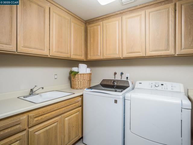 21 Deer Oaks Ct, Pleasanton CA: https://media.crmls.org/mediaz/7f988933-09f6-425d-b7b5-4f6ef93419d8.jpg