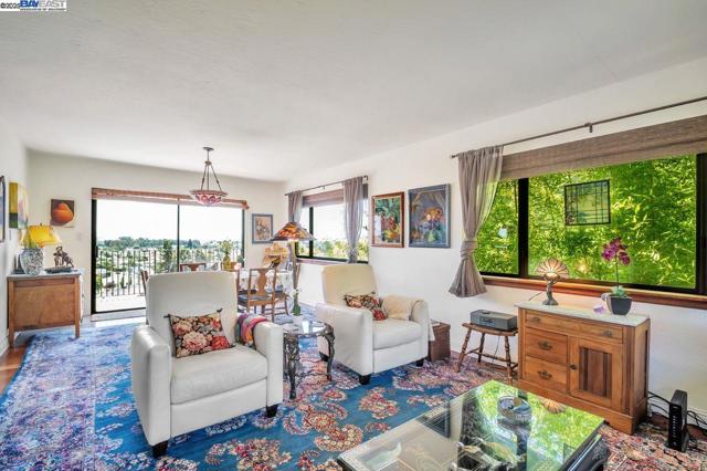 31865 Chicoine Ave, Hayward CA: https://media.crmls.org/mediaz/7f9bce65-7e14-4e82-af92-c4b9f3bbf75f.jpg