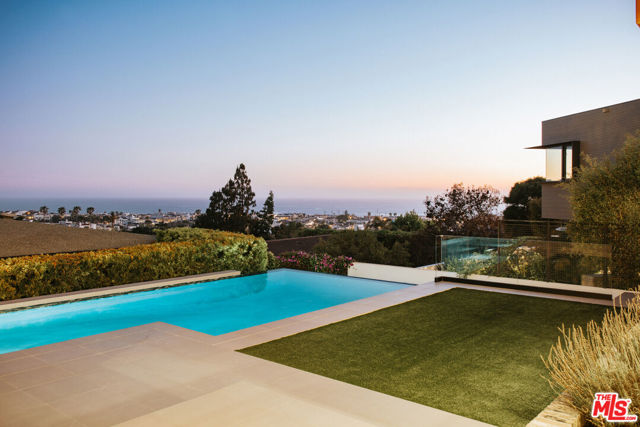 934 1st Street, Manhattan Beach, California 90266, 6 Bedrooms Bedrooms, ,9 BathroomsBathrooms,Residential,Sold,1st,25631367