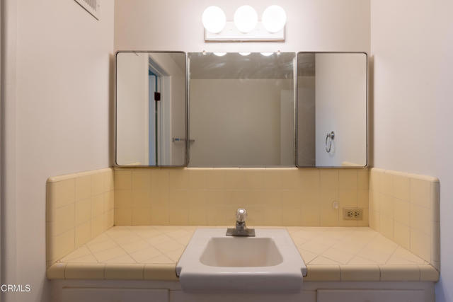4901 Angeles Crest Circle, La Canada Flintridge CA: https://media.crmls.org/mediaz/7f9db52f-3481-4a3c-8a0c-f9ac7e3c8075.jpg