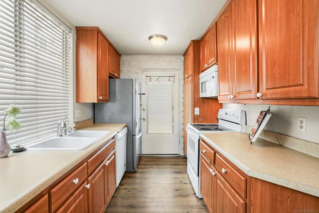 2544 Navarra Dr,  CA: https://media.crmls.org/mediaz/7f9e4008-c2cf-41c6-a2d1-22638a19f8b3.jpg