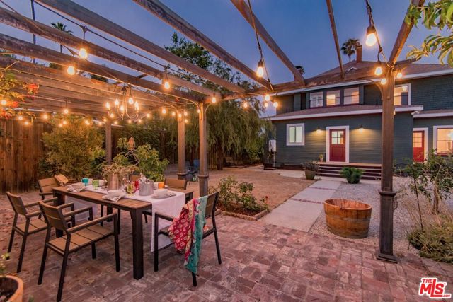 2057 S Oxford Avenue, Los Angeles CA: https://media.crmls.org/mediaz/7f9eafe3-59a6-4b93-a0c6-5387d414047d.jpg