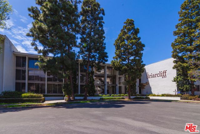 8701 Delgany Avenue, Playa del Rey CA: https://media.crmls.org/mediaz/7f9f86f7-9a9a-4939-8402-17c427ec6a75.jpg