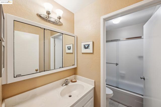 250 Whitmore St, Oakland CA: https://media.crmls.org/mediaz/7fa0151d-f3eb-43db-80b3-34d292c00f05.jpg