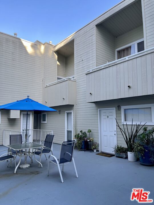 3101 5th Street, Santa Monica CA: https://media.crmls.org/mediaz/7fa10d53-7c9f-44b7-af02-fa98f02b781b.jpg