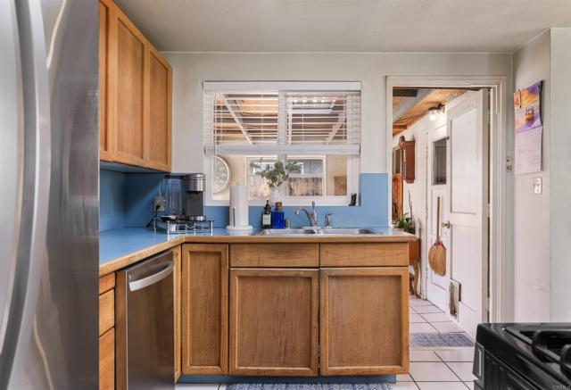 462 Carnation Avenue, Imperial Beach CA: https://media.crmls.org/mediaz/7fa1360c-8cfd-4e42-9b10-988d4537871c.jpg