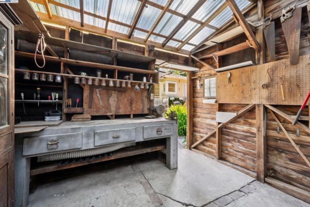 1658 Gouldin Rd, Oakland CA: https://media.crmls.org/mediaz/7fa16f18-84c1-4b52-9a4f-3d0783d0af45.jpg