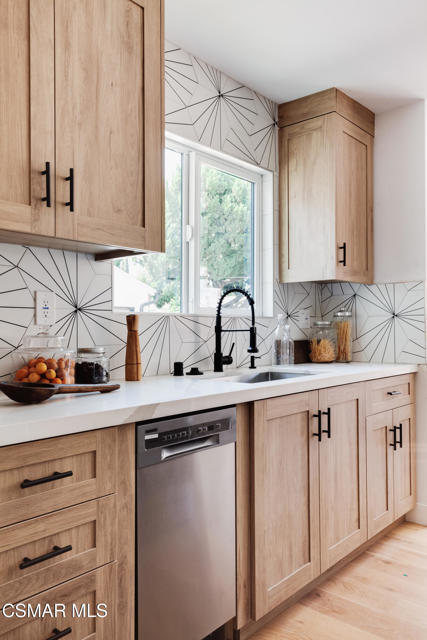 14322 W Collins Street, Sherman Oaks CA: https://media.crmls.org/mediaz/7fa26a7f-6ae7-4f45-876f-eaed7548f344.jpg