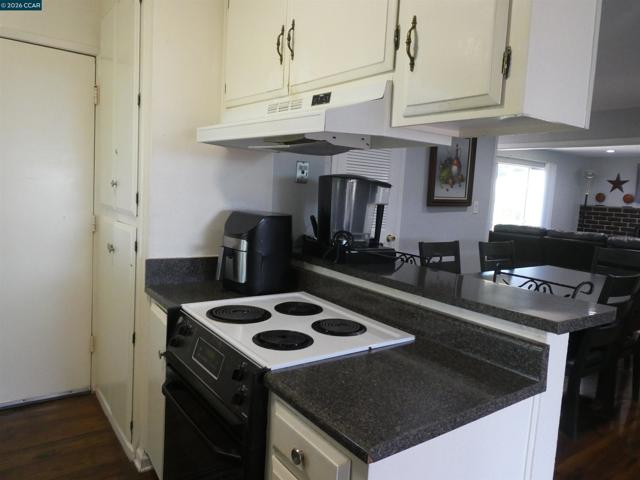 Image 11 of 43 For 2908 Sargent Ave