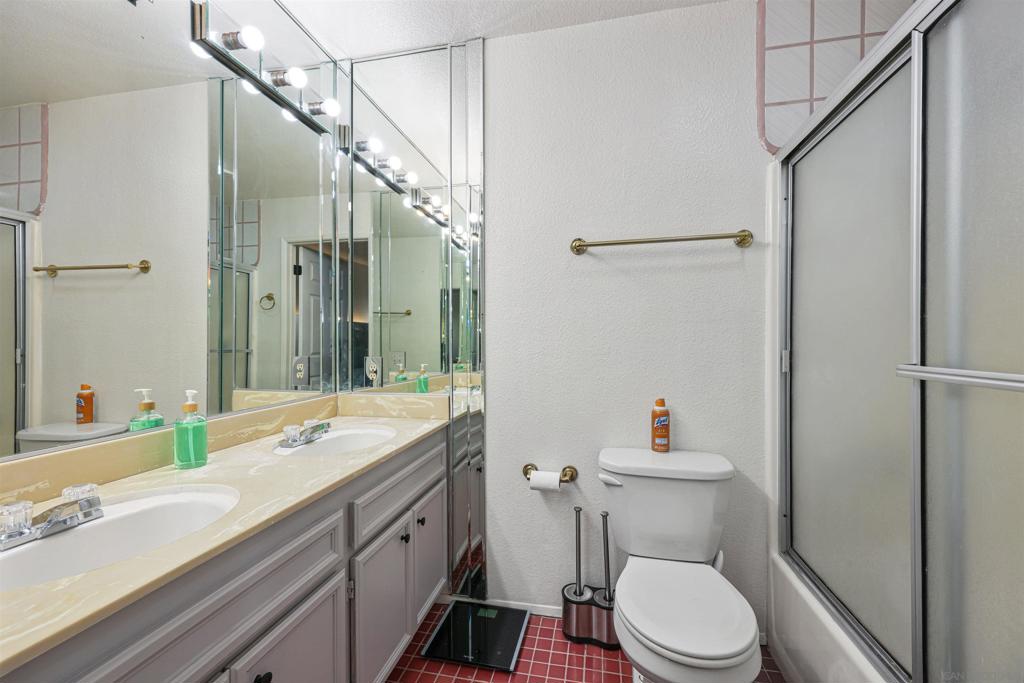https://media.crmls.org/mediaz/7fa323cc-e95d-4b94-9ec3-e60079590aec.jpg?preset=X-Large